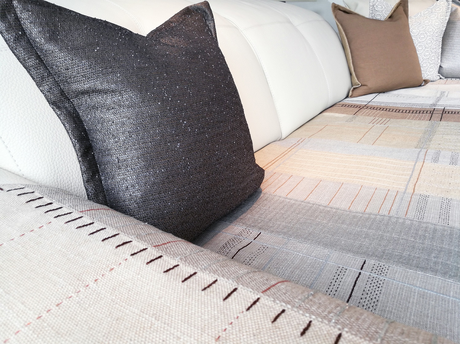 silk-pillows-for-elegant-interiors-4