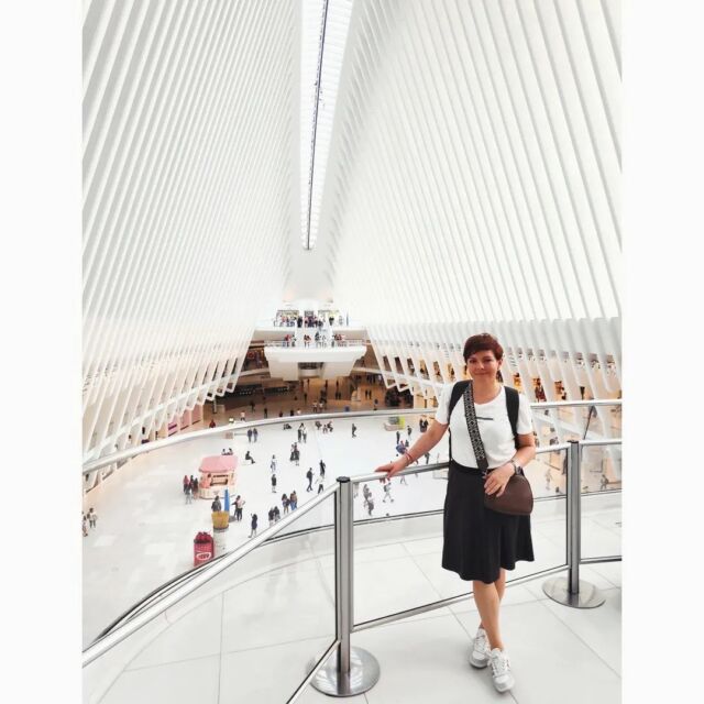 World Trade Center station, interior 🤗Stanica Svetskog Trgovinskog centra je velika terminalna stanica u finansijskom okrugu #manhattan #newyork Prvi utisak je prilično pompezan i definitivno svojevrsno dizajniran. 👌 Prvi put sam je doživela u kasno leto i po sunčanom danu pa je belina celog enterijera i eksterijera izdominirala. Dizajn stanice je više puta menjan, a pripada španskom arhitekti #santiagocalatravakoji ga opisuje kao "puštanje ptice iz dečije ruke". Više puta je kritikovan od strane eminentnih ljudi, ali je i hvaljen pa je na kraju dobio i priznanje kritike. Centralni deo stanice čini veliki atrijumski pprostor gde se najlepše doživljava i ističe visoka rebrasta struktura koja povezuje međuspratove platforme. Jedva čekam da vidim i doživim ovaj sjajan prostor u drugim godišnjim dobima i različitim delovima dana. 😄#milicastextile #architecture #worldtradecentre